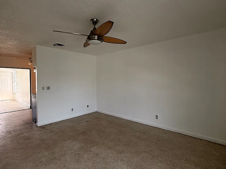 904 Seneca St — Photo 2