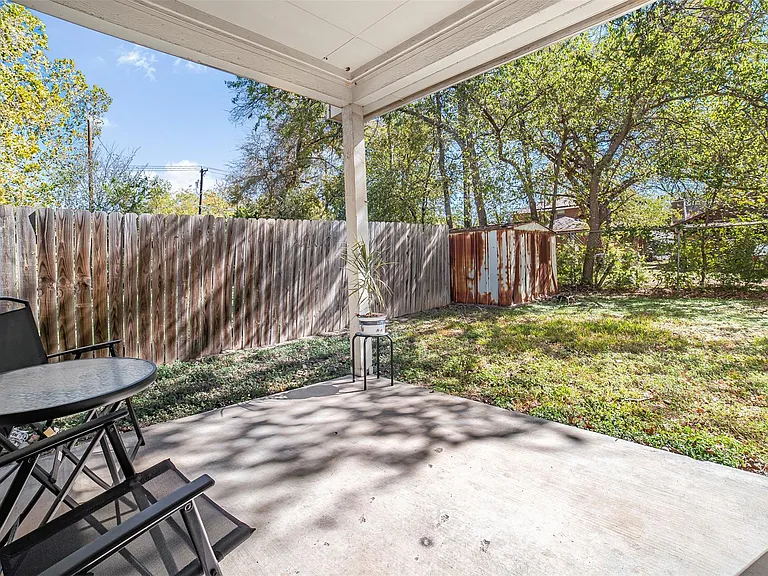 409 E Austin Ave — Photo 32