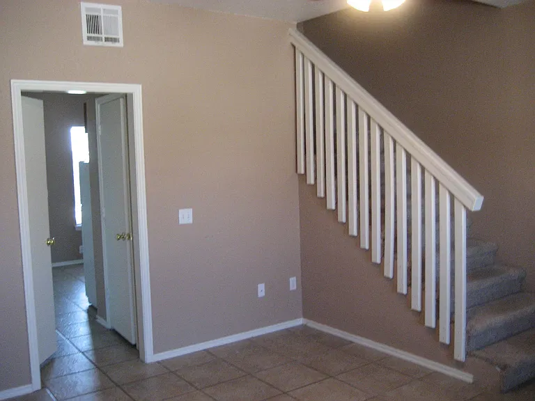 2037 E Hill Ter — Photo 4