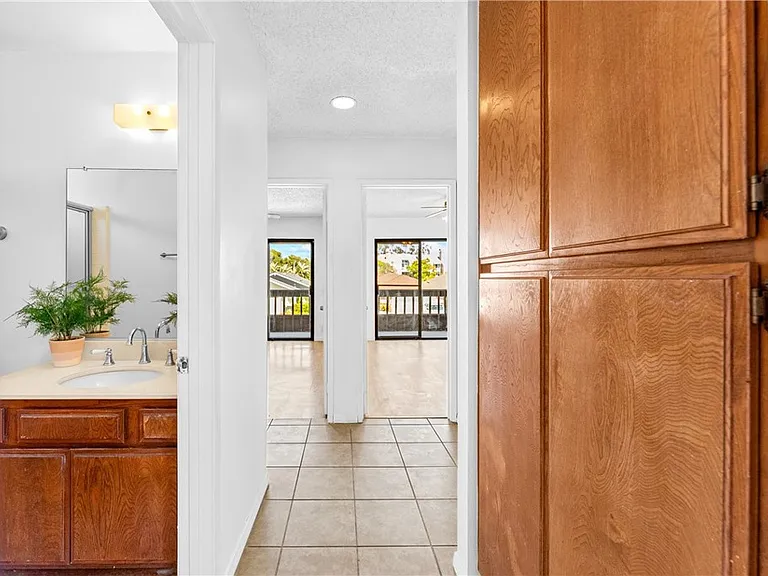 1407 Lakeside Ln — Photo 35