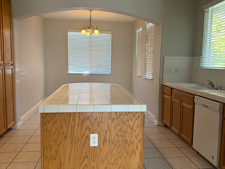 920 Heartland Dr — Photo 2