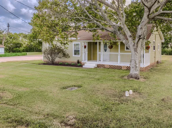 910 Brockman St, Clute, TX 77531