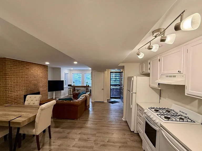 616 E St NE #B — Photo 9