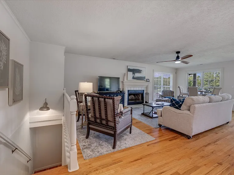 3700 Lindsey Ln — Photo 10