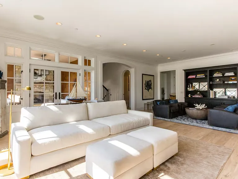 17 Emerald Bay — Photo 2