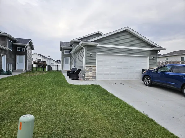 1099 Highland Ln W, West Fargo, ND 58078