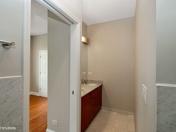 3rd image of 1458 N Artesian Ave