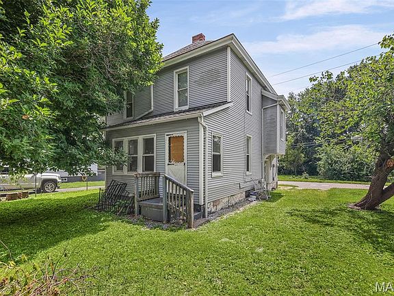 4th image of 912 Tremont St
