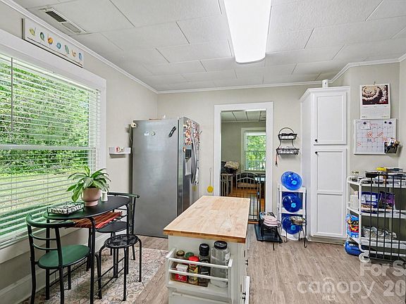 5th image of 515 N Chapel St