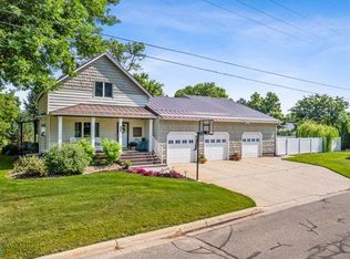 201 3rd St NE, Hankinson, ND 58041