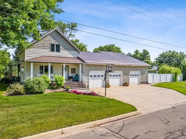 201 3rd St NE, Hankinson, ND 58041