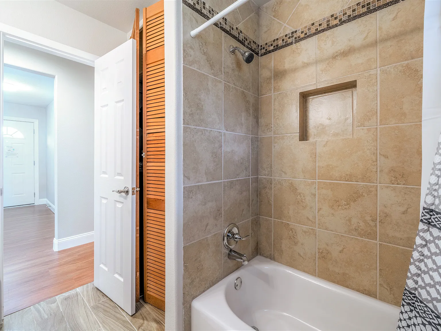 4 bed, 2.0 bath, 1381 sqft, $771 — Photo 3
