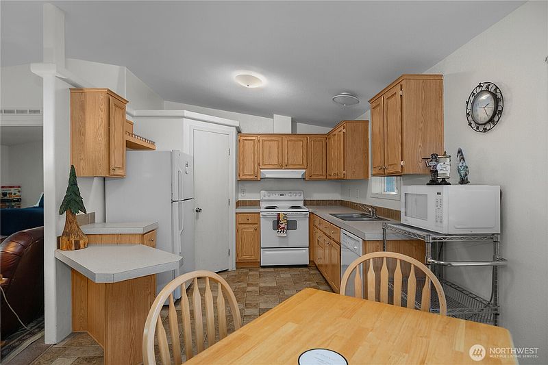 3rd image of 451 E Lakeshore Dr W