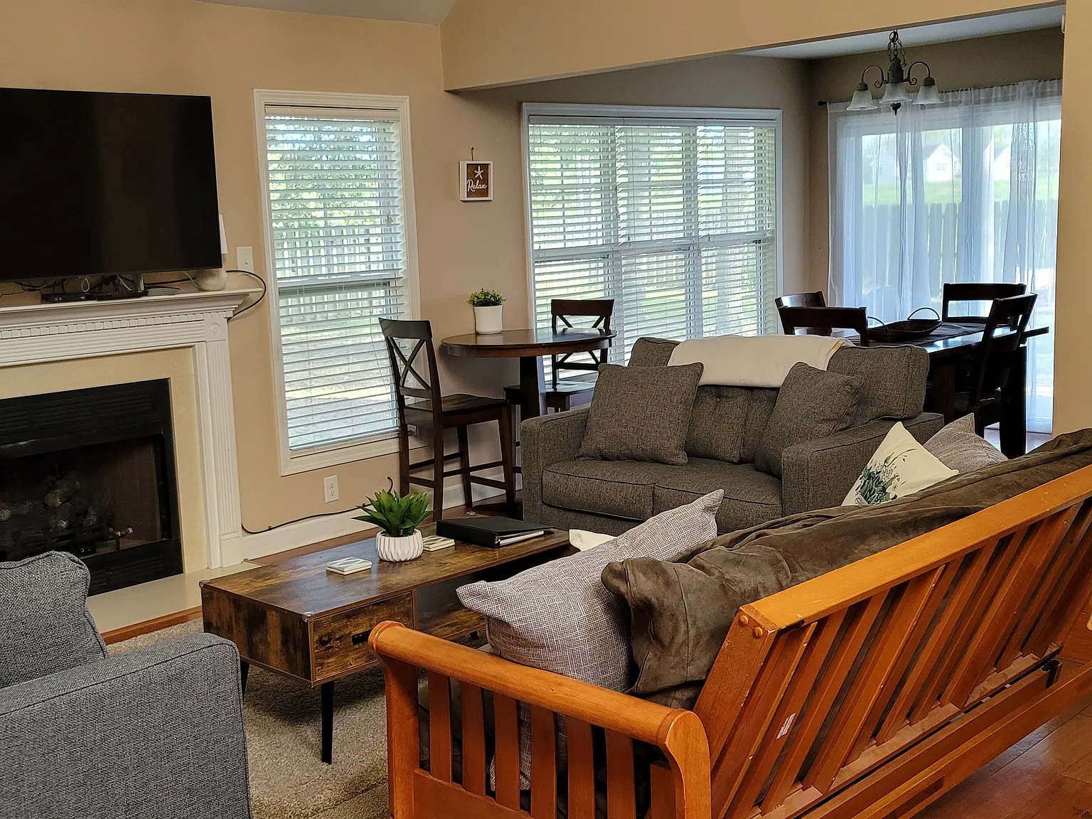 3 bed, 2.5 bath, 1595 sqft, $2,500 — Photo 2