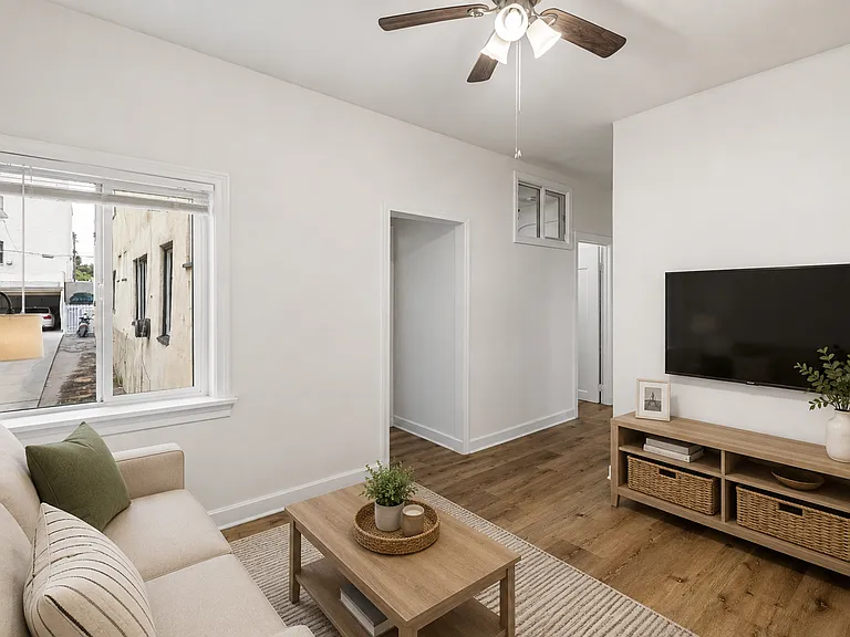 1623 N Mariposa — Photo 74