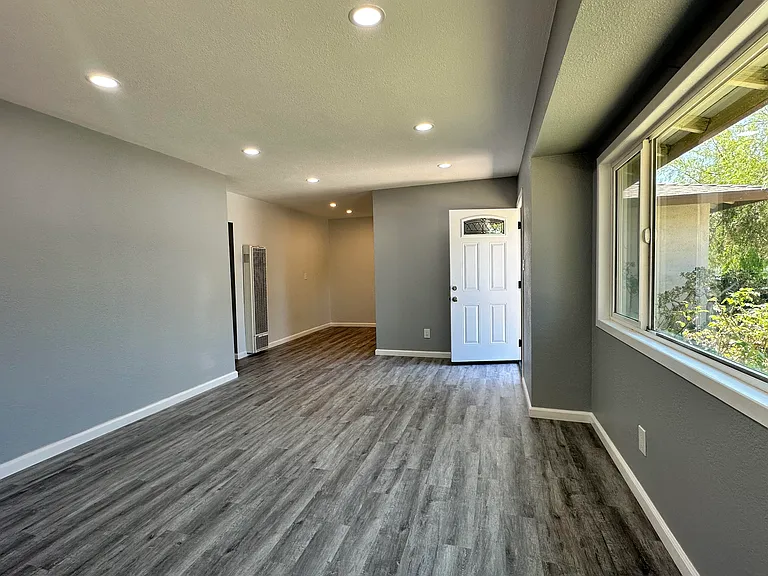 126 S Maimone Ave — Photo 5