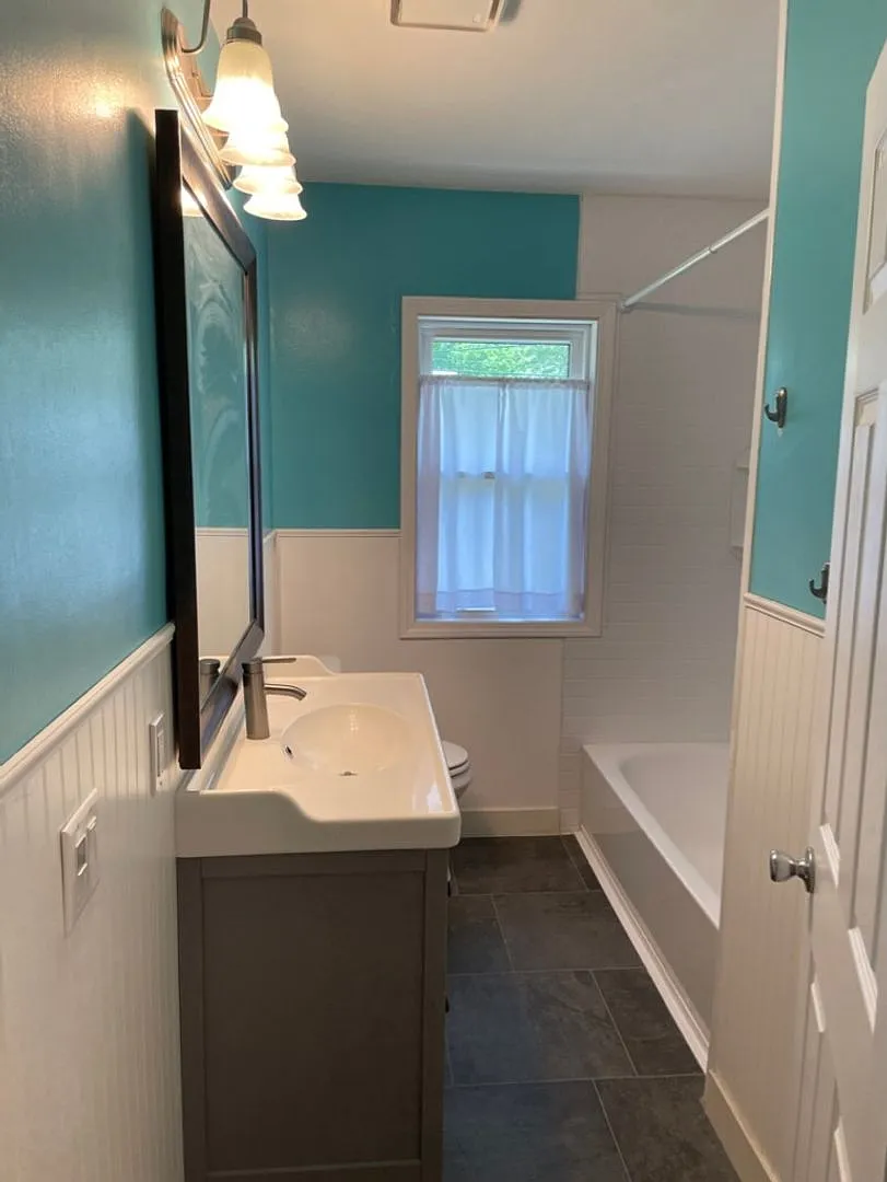 Updated, Modern, 4 Bed, 2 Bath, 3+Car Garage — Photo 4