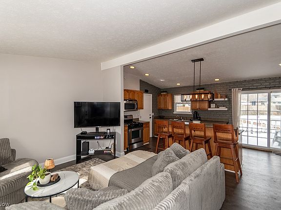 3rd image of 37045 Shoreham Dr