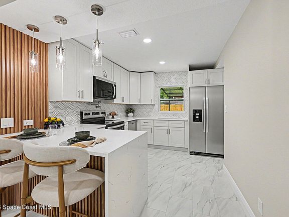4th image of 352 Vesta Cir