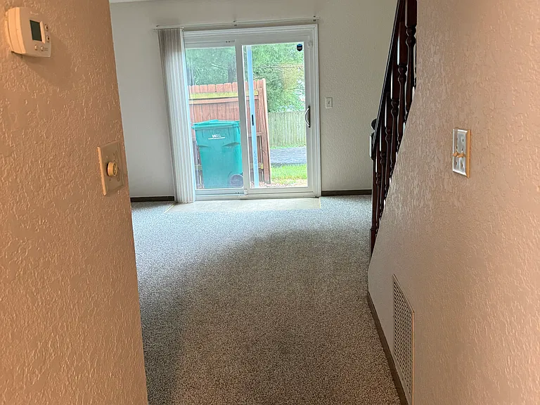437 Colleen Dr — Photo 2