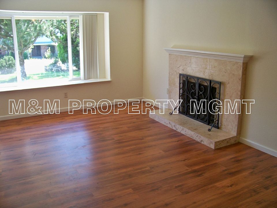 5017 WATERBURY LIVING RM WITH FIREPLACE