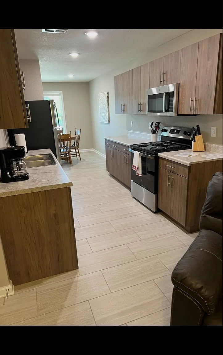 Oak Court Apartments - 210 — Photo 4
