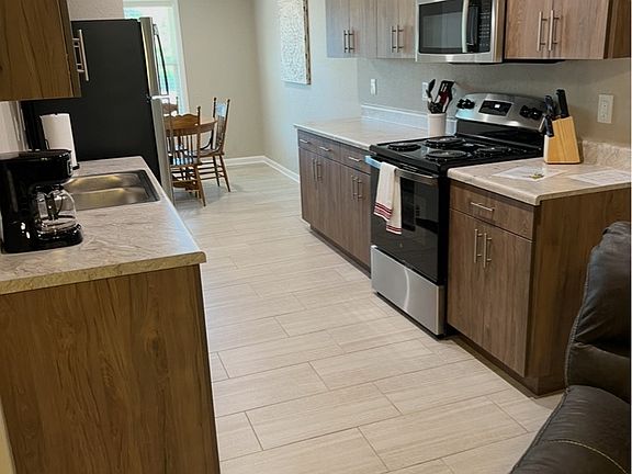 4th image of 210 Oak Ct #210