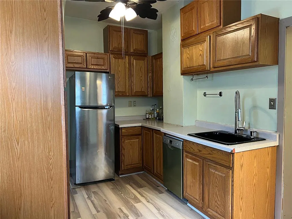 3 bed, 1200 sqft, $2,300 — Photo 2