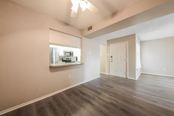 3 bed, 2.0 bath, 1318 sqft, $1,895 — Photo 4
