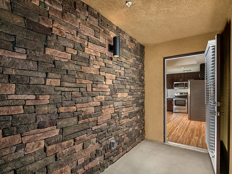 Lincoln East — Photo 11