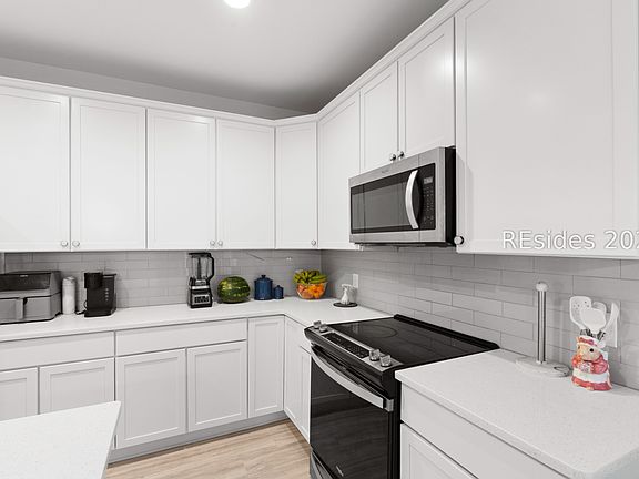 3rd image of 54 Garden Row Dr N