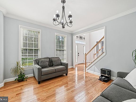 5th image of 810 Northfield Ln