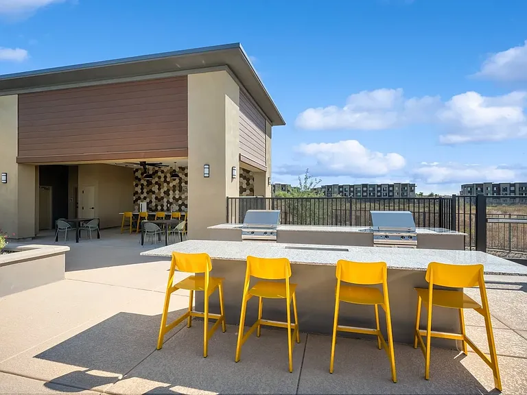 Longbow Luxury Apartments — Photo 28