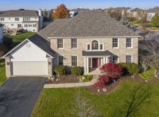 858 Chasewood Dr, South Elgin, IL 60177