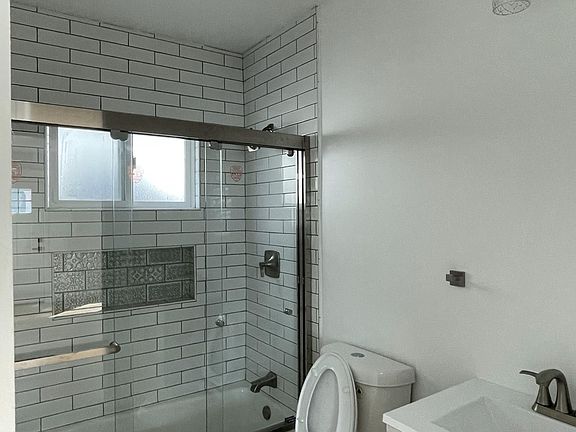 front unit 707 Columbia bathroom