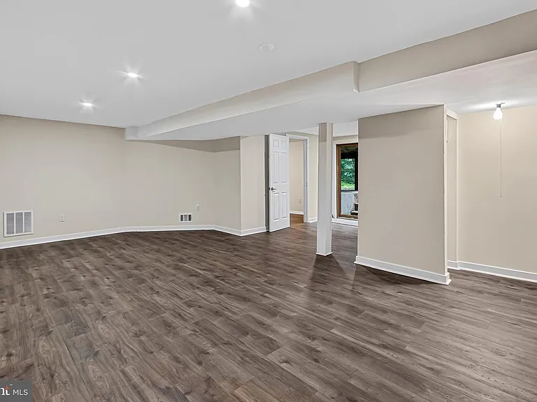 7614 Woodridge Cir — Photo 29