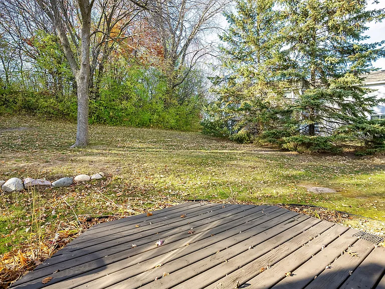 4241 Sylvia Ln N — Photo 12