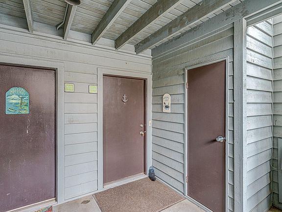 3rd image of 110 Sailors Cove Dr