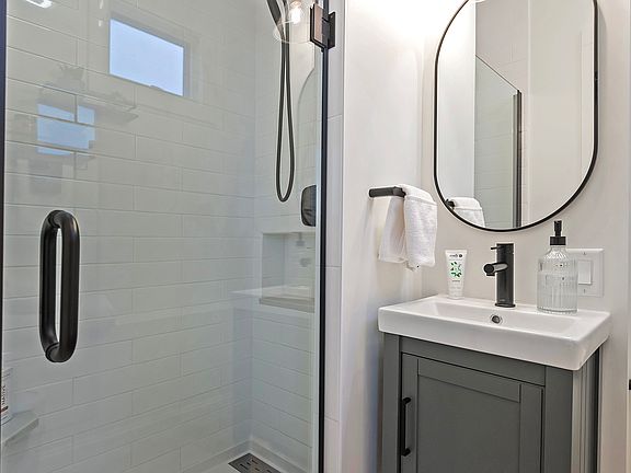 5th image of 1123 Woodside Ave #1B