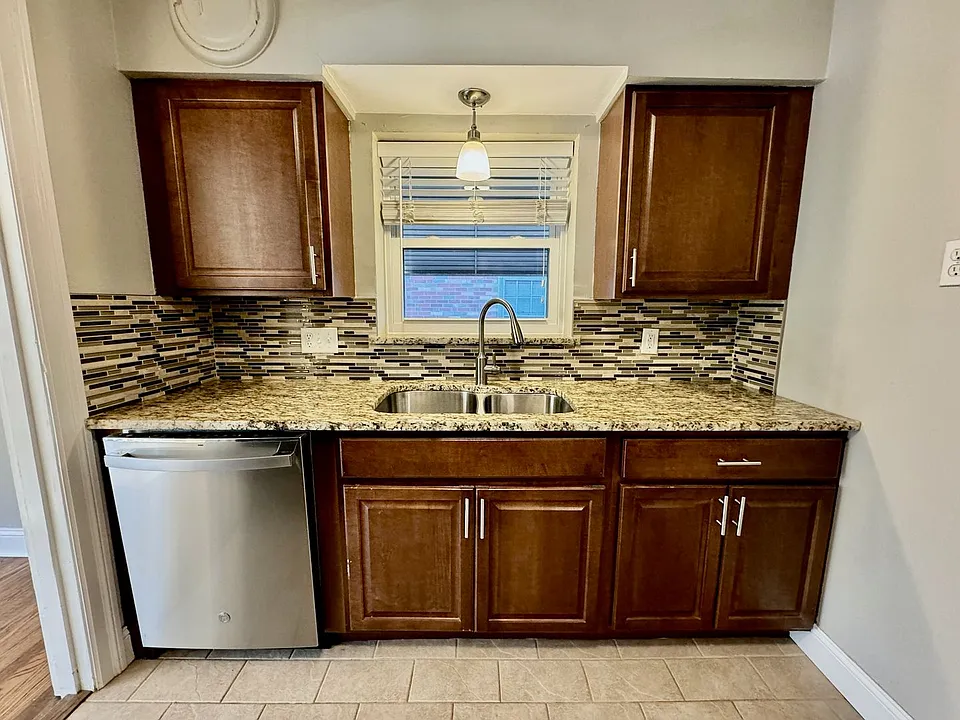 (305) 7269 Delmar Blvd