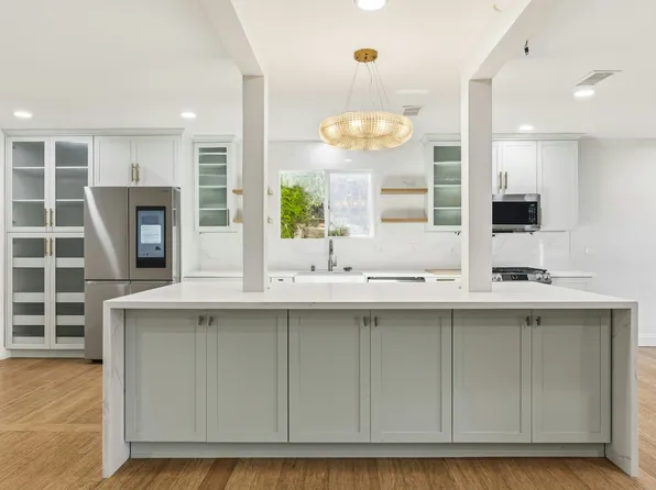 20305 Aetna St, Woodland Hills, CA 91367