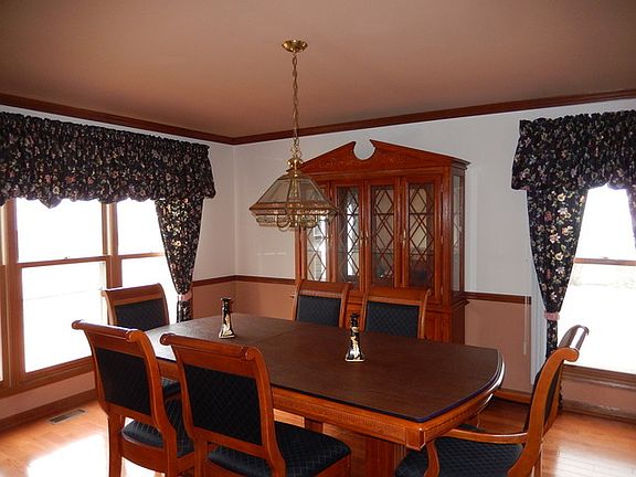 4th image of 1614 Crowfoot Cir N