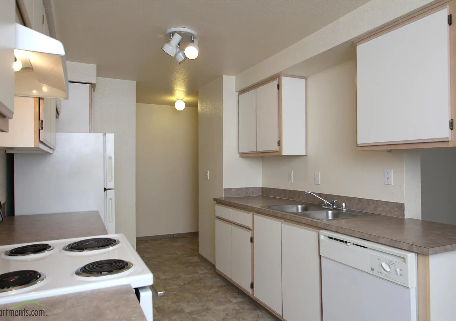 Knox Butte Apartments — Photo 4