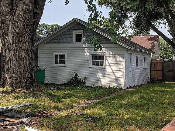 3rd image of 2045 Huizen Ave SW