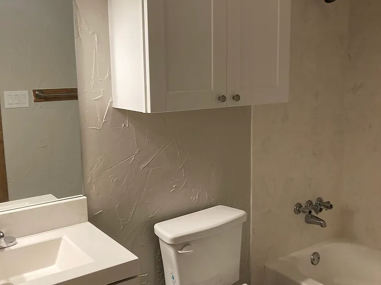 723 Valley View Dr — Photo 2