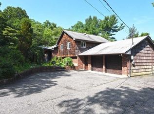 1 Robin Rd, Dix Hills, NY 11746