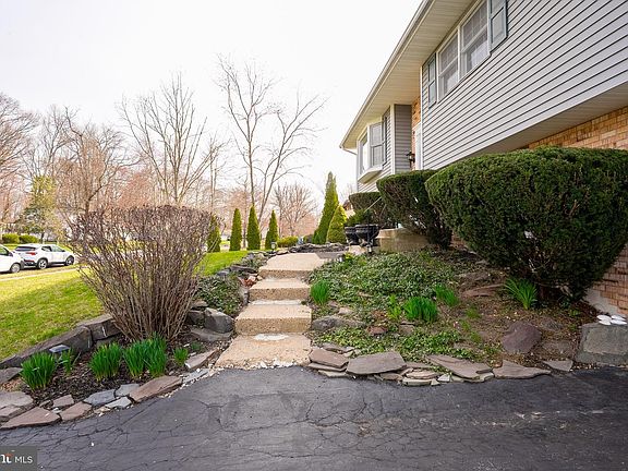 5th image of 29 Hawthorne Ln