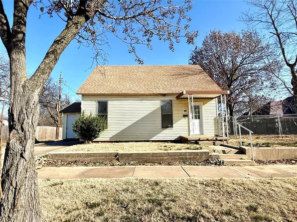 319 S 9th St, Chickasha, OK 73018