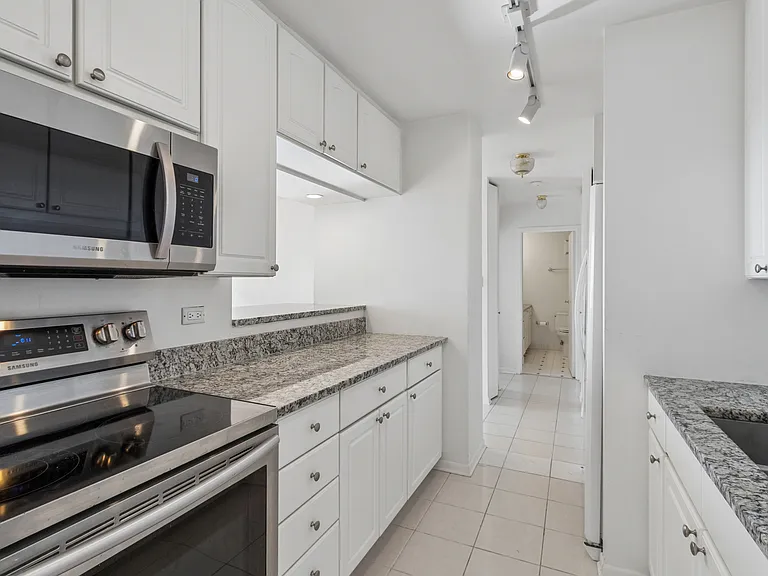 111 E Chestnut St #25F — Photo 10