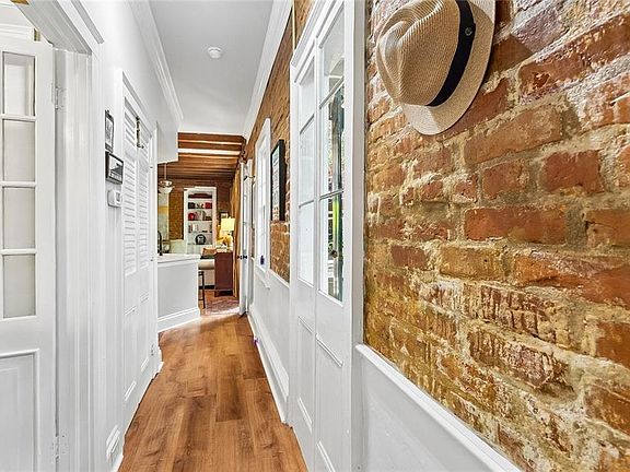 5th image of 817 Burgundy St #D